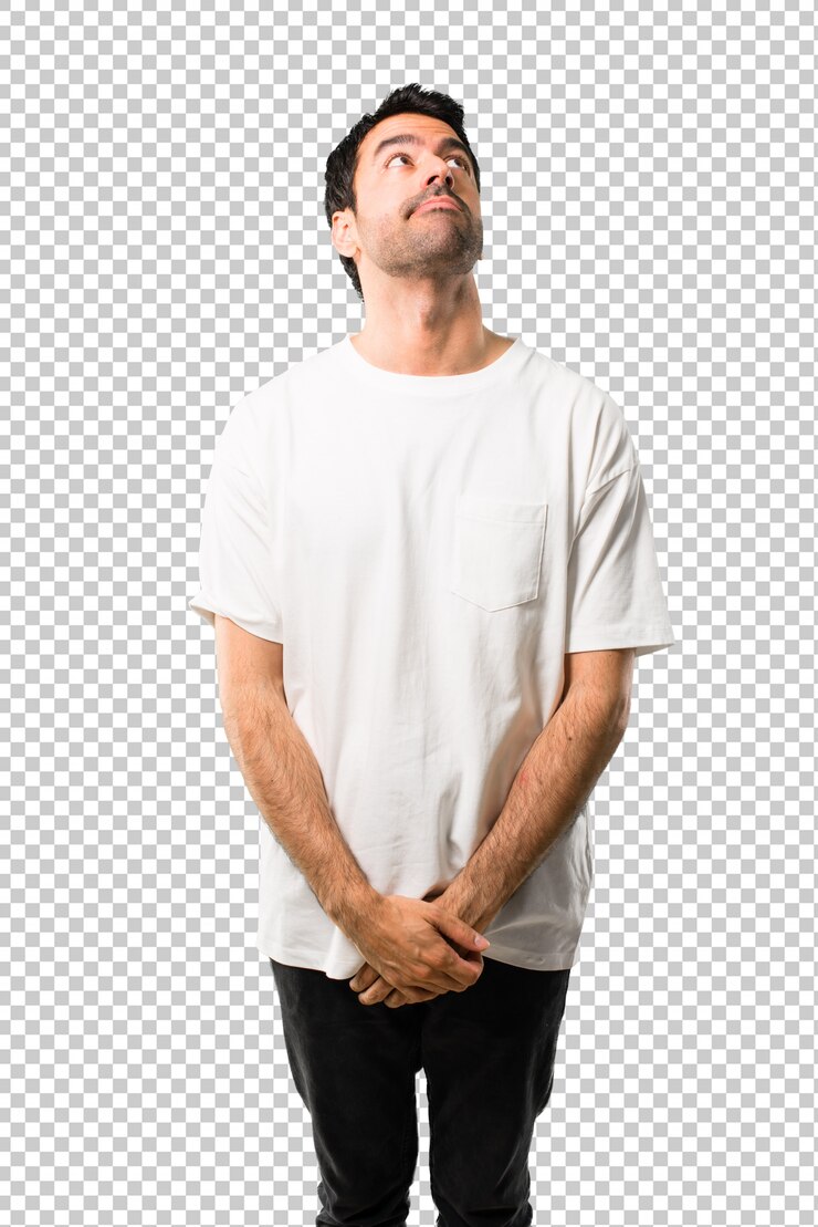 PSD joven con camisa blanca de pie y mirando hacia arriba con cara seria