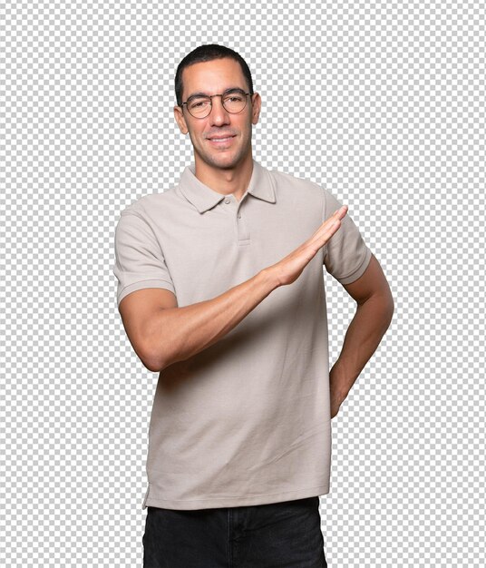Joven cansado posando contra el fondo