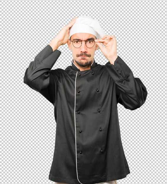 Joven chef deprimido posando
