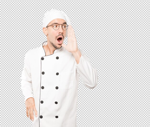 Joven chef enojado tratando de decir algo con fuerza