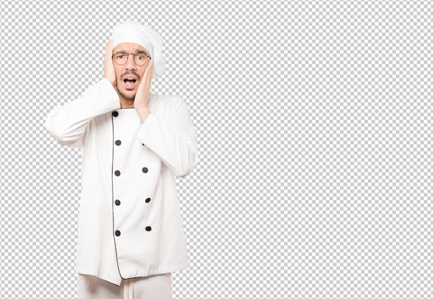Joven chef loco haciendo un gesto de desesperación