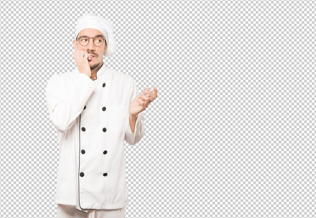Joven chef loco haciendo un gesto nervioso