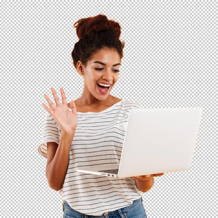 PSD joven chica positiva y cool con el cabello rizado usando una computadora portátil aislada