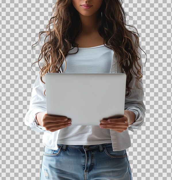 Una joven con una computadora portátil en un fondo transparente aislado
