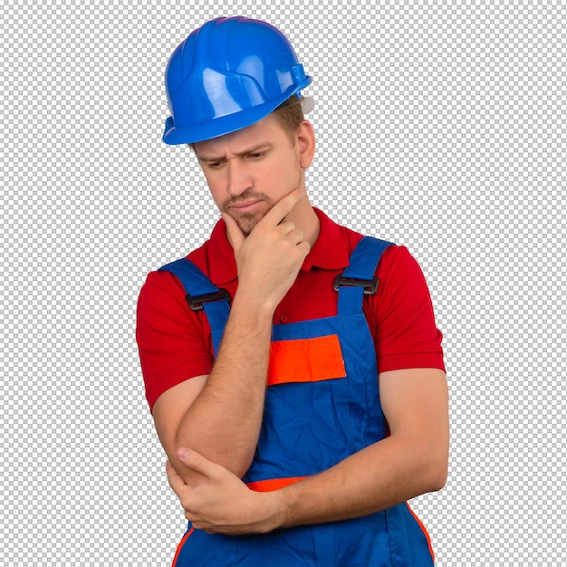Joven constructor en uniforme de construcción y casco de seguridad pensando y tocando su barbilla mirada confusa teniendo dudas sobre la pared blanca aislada