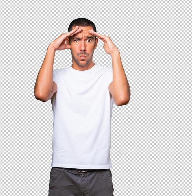 Joven deprimido posando contra el fondo