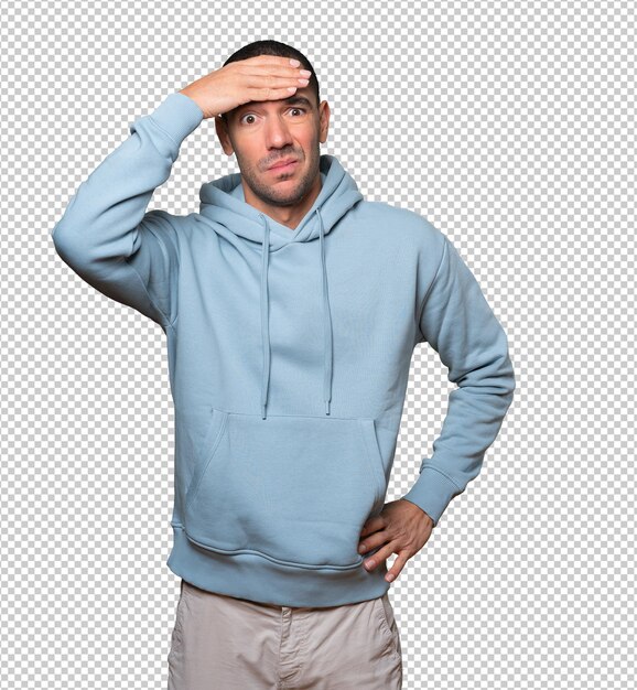 Joven deprimido posando contra el fondo