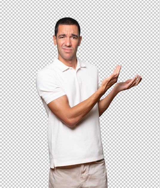 Joven desconcertado haciendo un gesto de no entender
