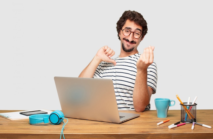 PSD joven diseñador gráfico barbudo con una computadora portátil que parece feliz, orgulloso y satisfecho