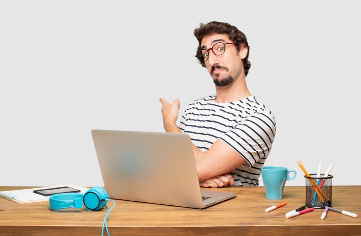 PSD joven diseñador gráfico barbudo con una computadora portátil sonriendo con un aspecto orgulloso, satisfecho y feliz