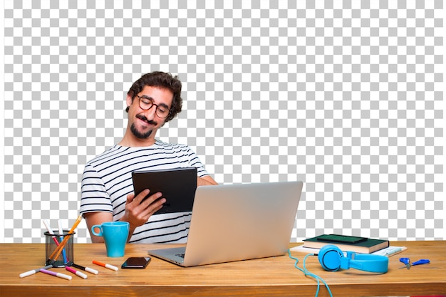 PSD joven diseñador gráfico loco en un escritorio con una computadora portátil y con una tableta de pantalla táctil