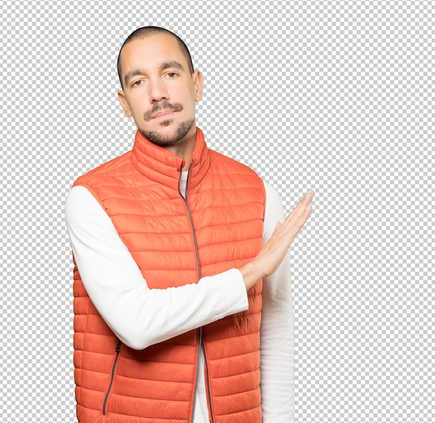 Joven dudoso haciendo un gesto de mantener la calma