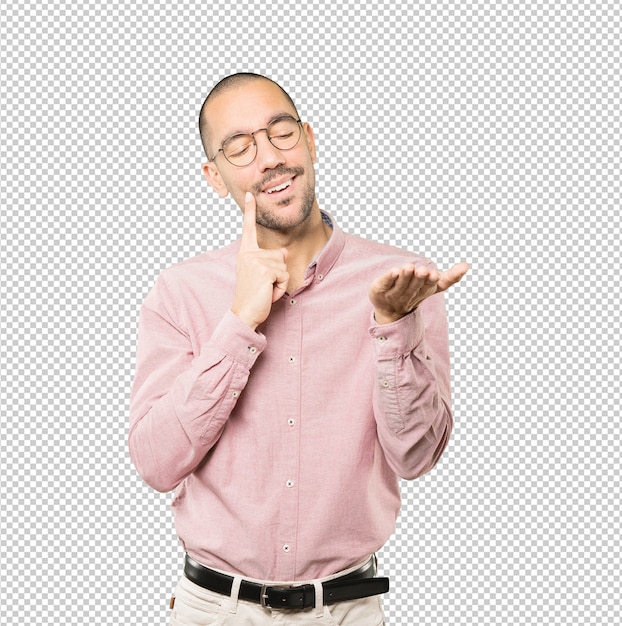 Joven dudoso sosteniendo algo con la mano