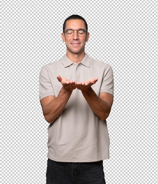 Joven dudoso sosteniendo algo con la mano