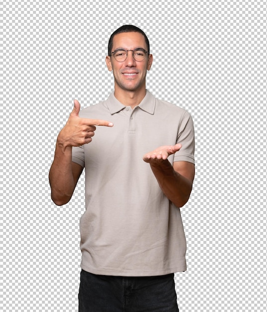 Joven dudoso sosteniendo algo con la mano