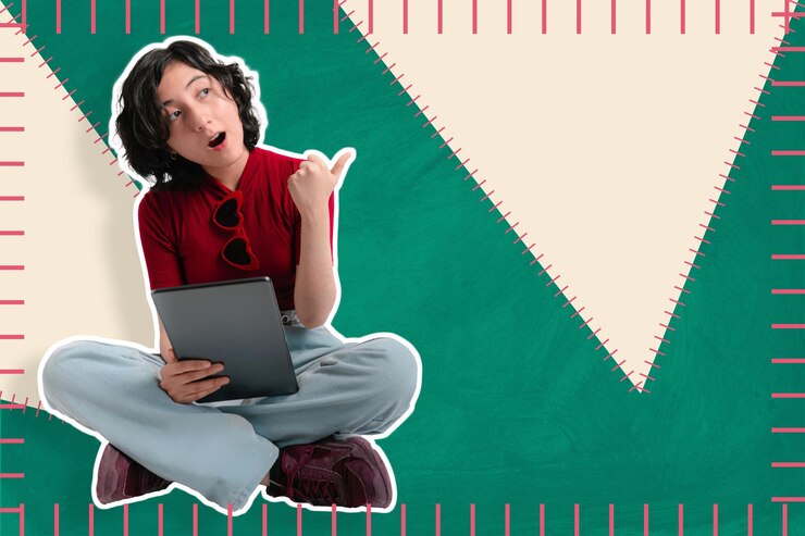 PSD una joven está sentada y señala con la mano el espacio sin texto.