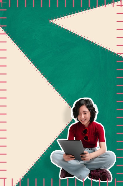 Una joven está sentada sosteniendo una tableta ideal para el espacio de copia de banners de redes sociales
