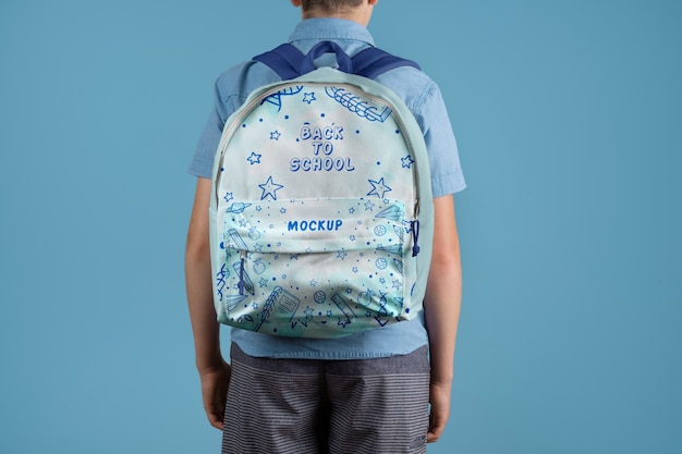 PSD joven estudiante con maqueta de mochila escolar