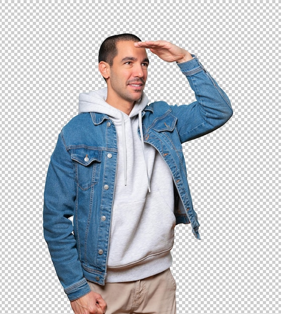 Joven feliz con un gesto de mirar lejos