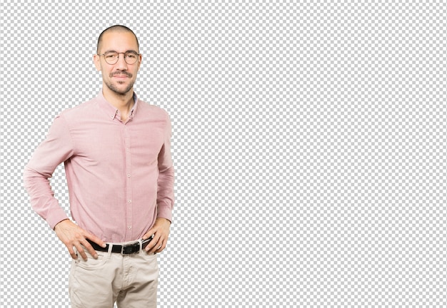 Joven feliz posando aislado
