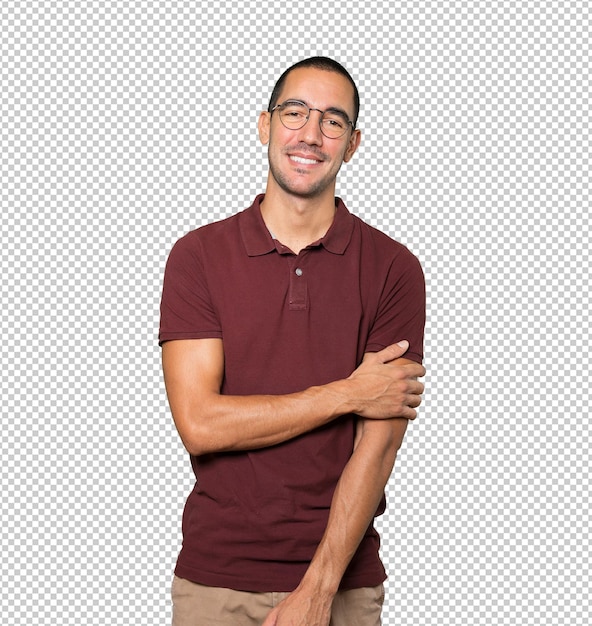 Un joven feliz posando en el fondo