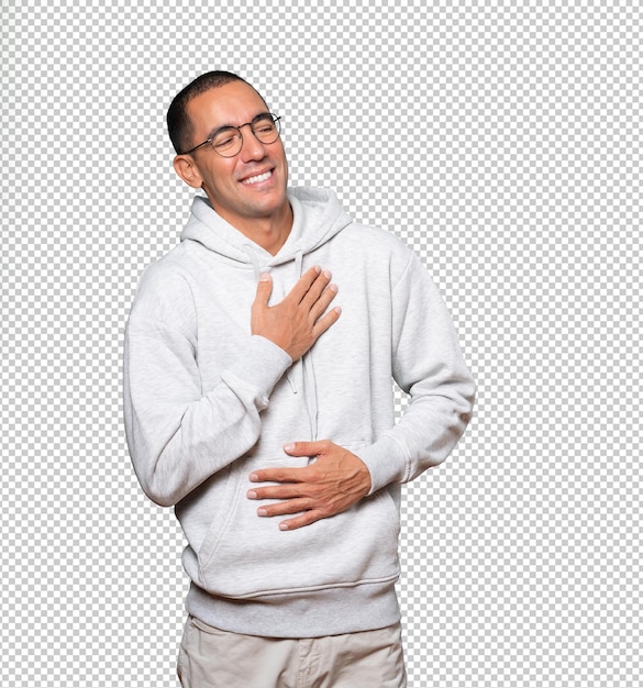 Un joven feliz riendo en el fondo.