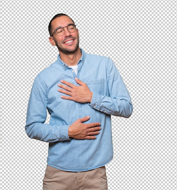 Un joven feliz riendo en el fondo.