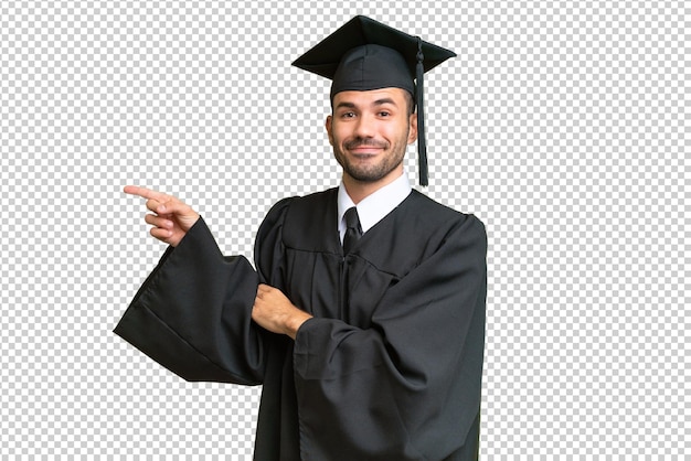 Joven graduado universitario sobre antecedentes aislados señalando con el dedo hacia un lado