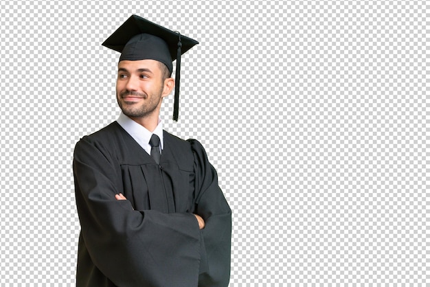 PSD joven graduado universitario sobre un fondo aislado con los brazos cruzados y feliz