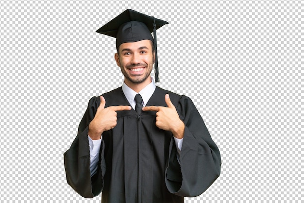 Joven graduado universitario sobre fondo aislado con expresión facial de sorpresa