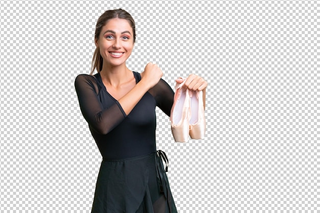 Joven guapa uruguaya practicando ballet sobre un fondo aislado celebrando una victoria