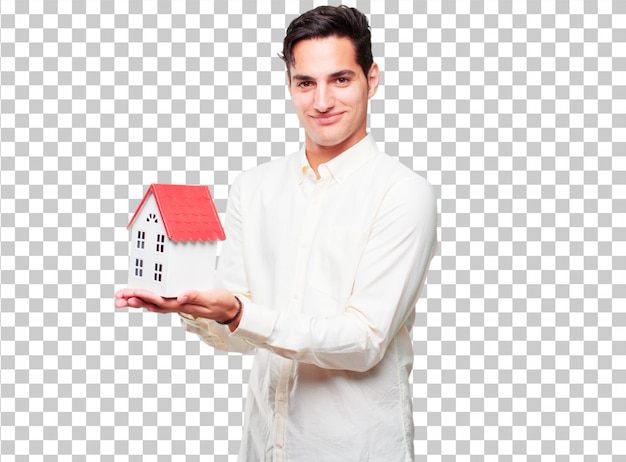 Joven guapo bronceado con una casa modelo