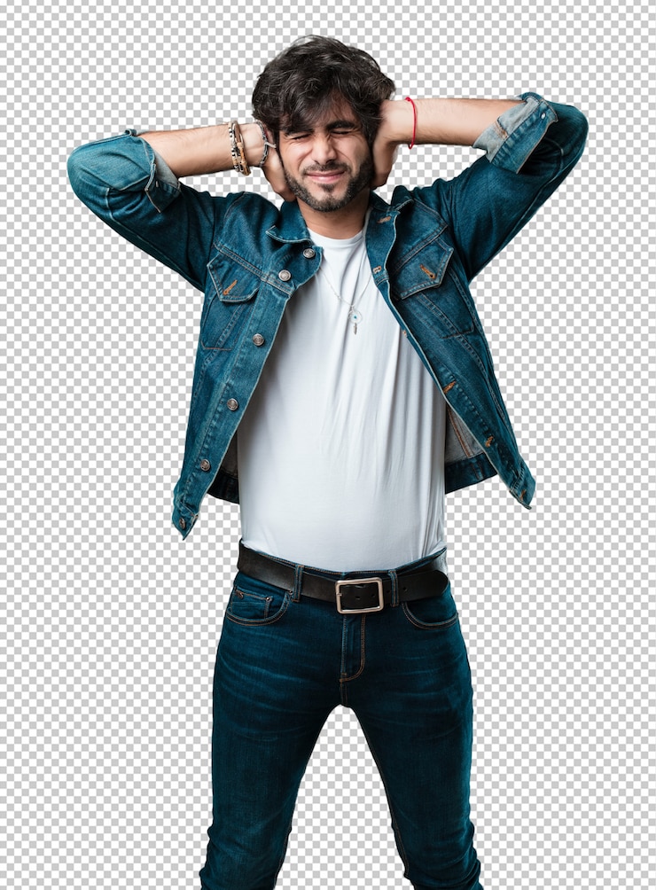 PSD joven guapo cubriendo las orejas con las manos