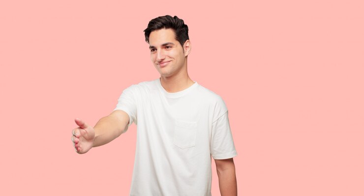 PSD joven guapo con una expresión sonriente, segura, orgullosa, satisfecha y amigable
