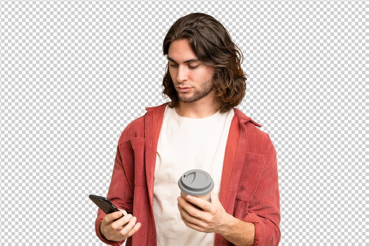 PSD joven guapo sobre fondo aislado con café para llevar y un móvil