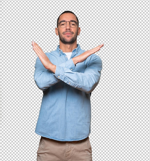 Joven haciendo un gesto de no cruzar con los brazos