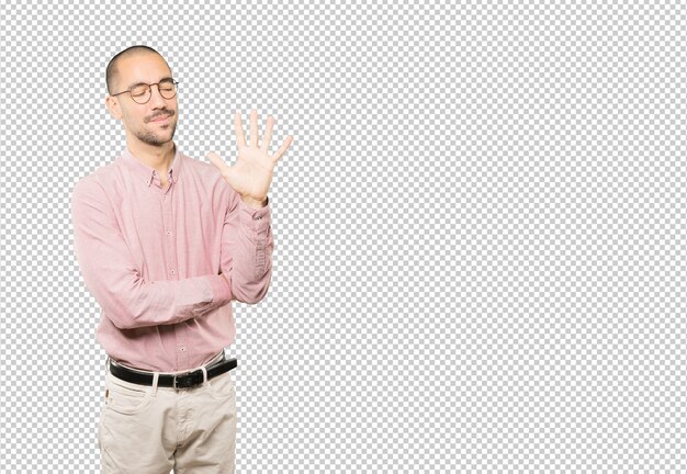Joven haciendo un gesto de número cinco