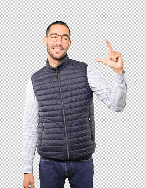 Joven haciendo un gesto de pequeño tamaño con la mano