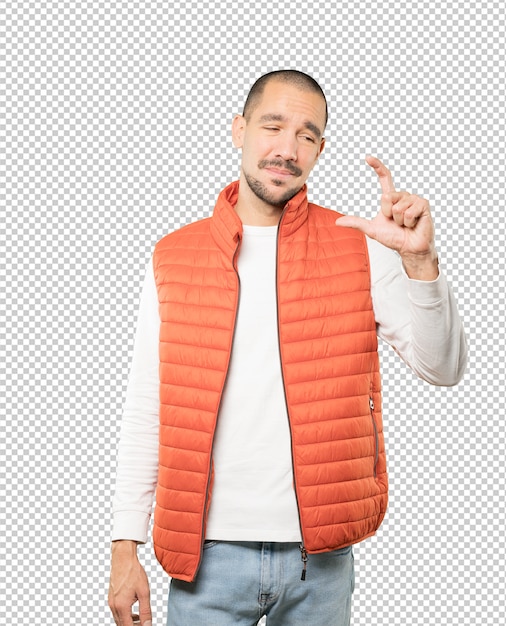 Joven haciendo un gesto de pequeño tamaño con la mano