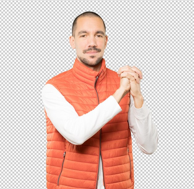 Joven haciendo un gesto de trabajo en equipo con las manos