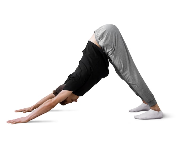 Un joven haciendo una posición de yoga