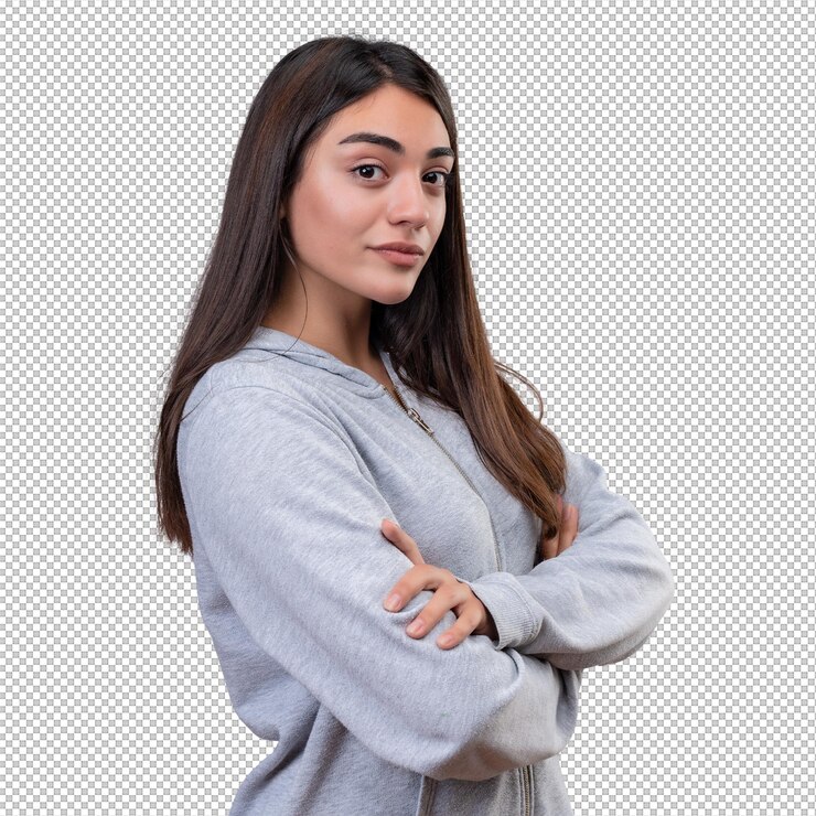 PSD joven y hermosa chica con capucha gris mirando a la cámara con una emoción agradable cruzando las manos de pie sobre un fondo blanco