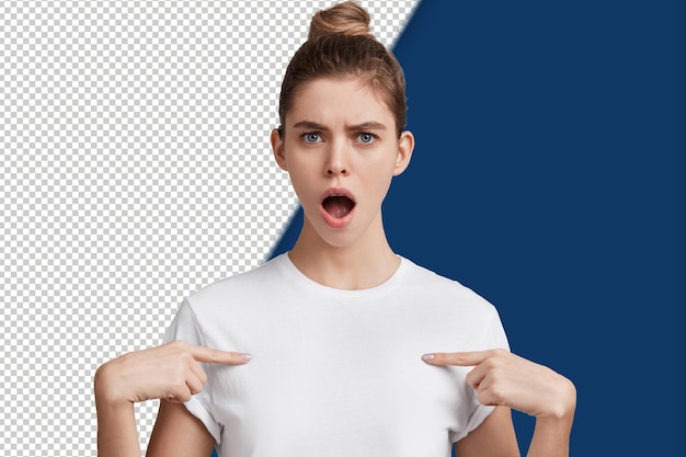 Una joven hermosa y resentida indica que está insatisfecha con la camiseta blanca con espacio en blanco.