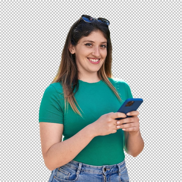 Joven hispana sonriendo confiada usando un teléfono inteligente en el parque