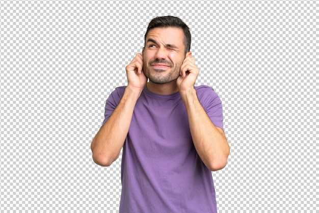 Joven hombre caucásico guapo sobre fondo aislado frustrado y cubriendo las orejas