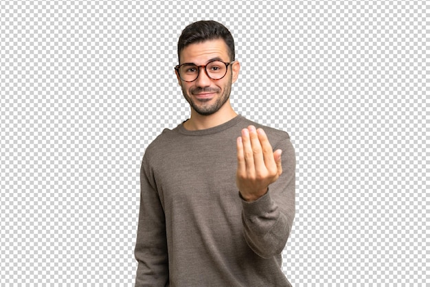 Joven hombre caucásico guapo sobre fondo aislado invitando a venir con la mano feliz de que usted vino