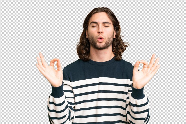 PSD joven hombre guapo sobre fondo aislado en pose zen