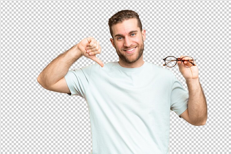 PSD joven hombre rubio guapo con gafas sobre fondo de llave cromada aislado orgulloso y satisfecho de sí mismo