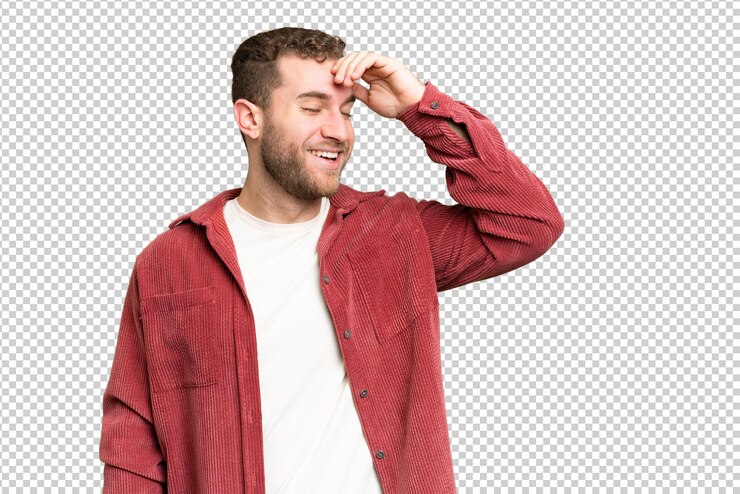 PSD joven hombre rubio guapo sobre aislado fondo clave croma sonriendo mucho