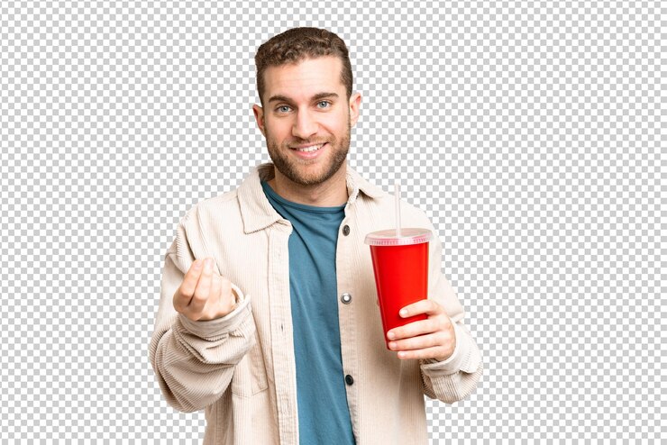 PSD joven hombre rubio guapo sosteniendo refresco sobre aislado chroma clave de fondo haciendo dinero gesto